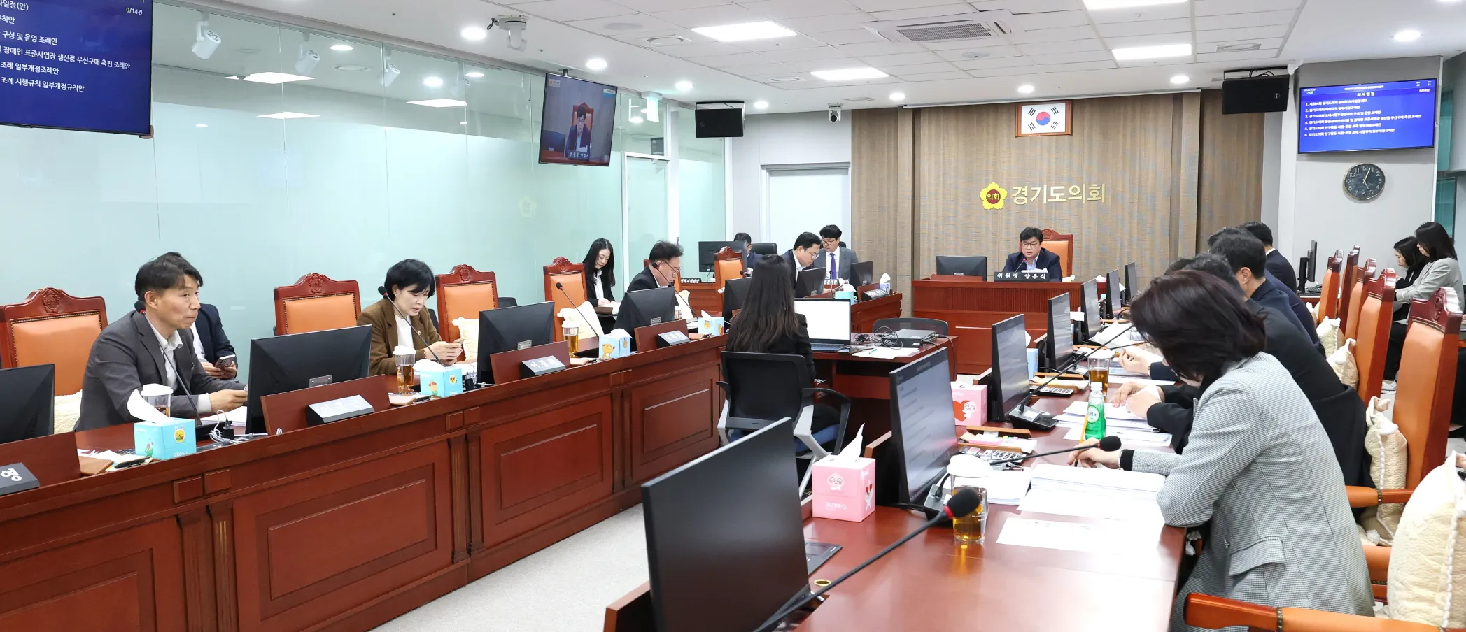 경기도의회 의회운영위원회가 4월 14일 제383회 임시회 제1차 회의를 열고 조례안과 정례회 의사일정안 등 주요 안건을 심의하고 있다.