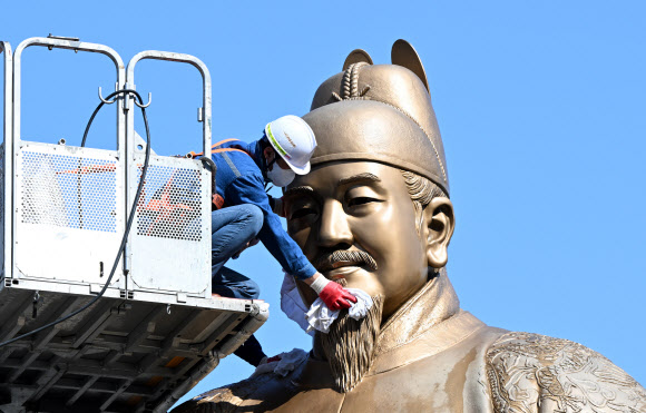 15일 서울 종로구 광화문광장에서 서울시 관계자들이 세종대왕 동상을 세척하고 있다. 2025.4.15. 연합뉴스