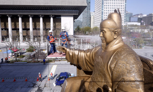 15일 서울 종로구 광화문광장에서 서울시 관계자들이 세종대왕 동상을 세척하고 있다. 2025.4.15. 연합뉴스