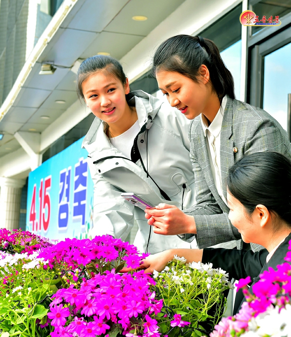 북한 노동당 기관지 노동신문은 15일 김일성 주석 생일을 대대적으로 축하하는 분위기를 전하며 “수도의 거리마다에서 경축의 환희가 넘친다”라고 보도했다. 평양 노동신문 뉴스1