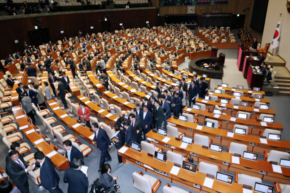 본회의장에서 나가는 국민의힘 의원들