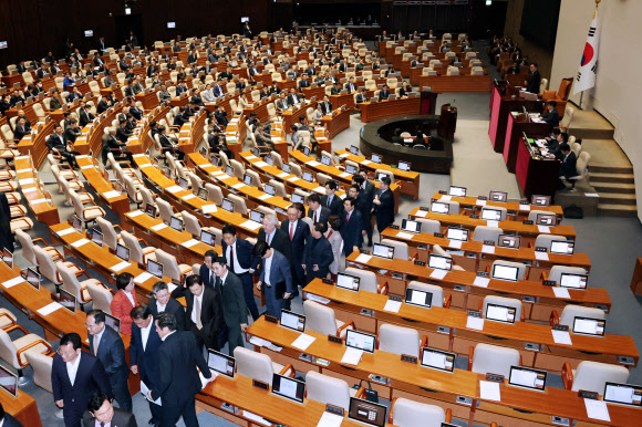 본회의장에서 나가는 국민의힘 의원들