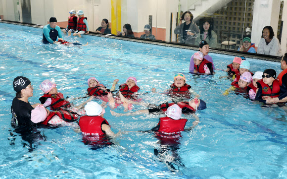 세월호 참사 11주기를 하루 앞둔 15일 오후 제주시 연동의 한 수영장에서 해오름어린이집 만 6∼7세 아동 25명의 어린이가 제주해양경찰서 구조대원과 수영강사 등으로부터 생존수영을 배우고 있다. 2025.4.15. 연합뉴스