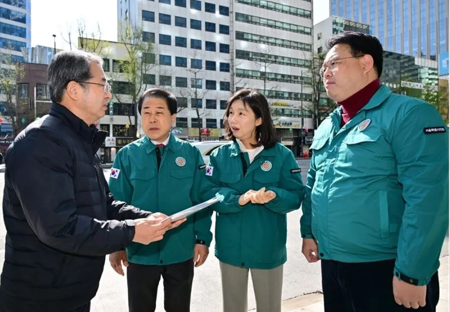 지난 15일 지반침하(싱크홀) 우려가 제기된 서울 지하철 2호선 시청역 8번 출구 인근 현장을 방문한 김용호 의원(왼쪽 두 번째)이 최호정 의장(오른쪽 두 번째), 이성배 국민의힘 원내대표(오른쪽 첫 번째)와 함께 서울시 관계자로부터 상황 설명을 듣고 대책을 논의하고 있다.