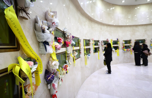 세월호 참사 11주기인 16일 인천 부평구 인천가족공원 세월호 일반인 희생자 추모관 곳곳에 희생자 유복들을 추모하는 꽃들이 부착돼 있다. 025.4.16. 연합뉴스