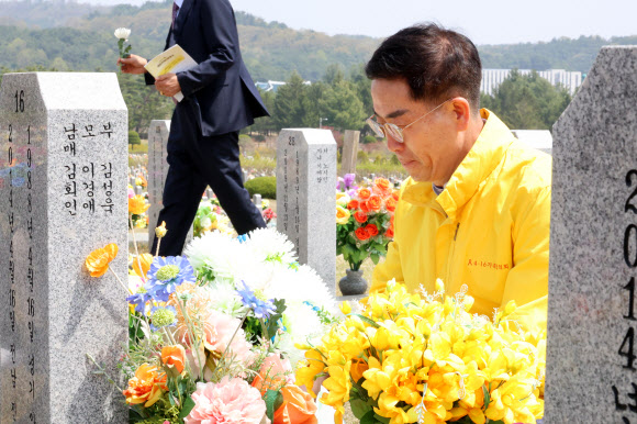 16일 오전 국립대전현충원에서 열린 세월호 참사 11주기 순직교사·소방관·의사자 기억식에서 순직교사 故 김초원 씨의 아버지 김성욱 씨가 묘역에 헌화하고 있다. 2025.4.16. 연합뉴스