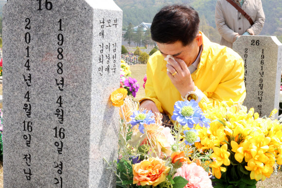 16일 오전 국립대전현충원에서 열린 세월호 참사 11주기 순직교사·소방관·의사자 기억식에서 순직교사 故 김초원 씨의 아버지 김성욱 씨가 묘역에 헌화하고 있다. 2025.4.16. 연합뉴스