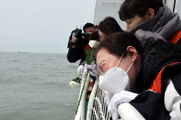 세월호 참사 11주기인 16일 오전 전남 진도군 참사 해역에서 선상추모식이 열린 가운데 유가족들이 희생자들을 위해 바다에 헌화하고 있다. 2025.4.16 연합뉴스