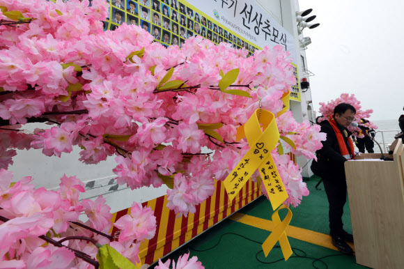 세월호 참사 11주기인 16일 오전 전남 진도군 참사 해역에서 선상추모식이 열리고 있다. 2025.4.16. 연합뉴스