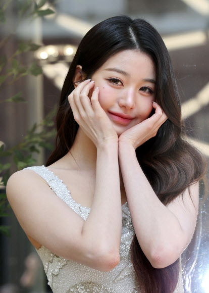 그룹 아이브의 장원영이 16일 서울 성동구 올리브영N성수에서 열린 ‘이니스프리 비타민C 트위티 에디션 팝업’ 행사에서 포즈를 취하고 있다. 2025.4.16. 연합뉴스