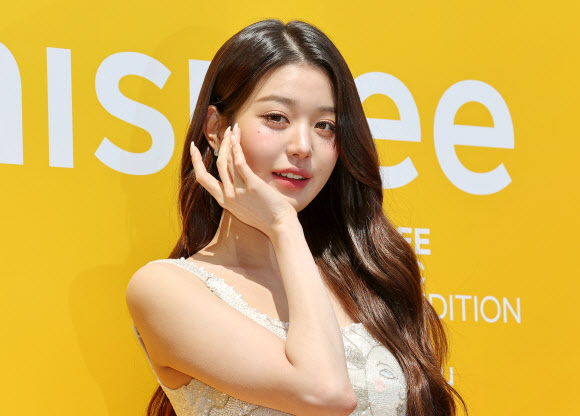 그룹 아이브의 장원영이 16일 서울 성동구 올리브영N성수에서 열린 ‘이니스프리 비타민C 트위티 에디션 팝업’ 행사에서 포즈를 취하고 있다. 2025.4.16. 연합뉴스