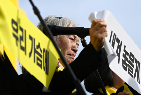 16일 경기도 안산시 화랑유원지에서 열린 세월호 참사 11주기 기억식에서 4.16 합창단원이 눈물을 흘리고 있다. 2025.4.16. 연합뉴스