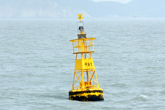 세월호 참사 11주기인 16일 전남 진도군 참사 해역에서 선상추모식이 열린 가운데 노란 부표가 바다에 떠 있다. 2025.4.16. 연합뉴스