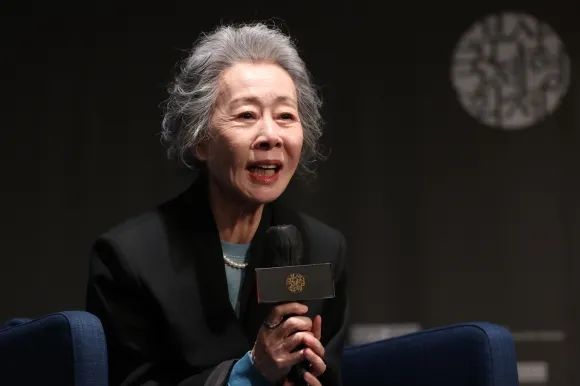 배우 윤여정이 제28회 부산국제영화제에서 인사말을 하고 있다. 연합뉴스