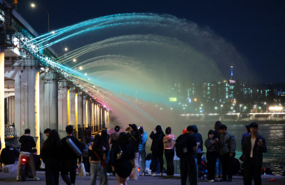완연한 봄날씨를 보인 20일 서울 서초구 반포한강공원 반포대교에서 달빛무지개분수가 가동되고 있다. 2025.4.20. 연합뉴스