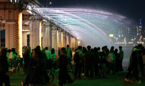 완연한 봄날씨를 보인 20일 서울 서초구 반포한강공원 반포대교에서 달빛무지개분수가 가동되고 있다. 2025.4.20. 연합뉴스