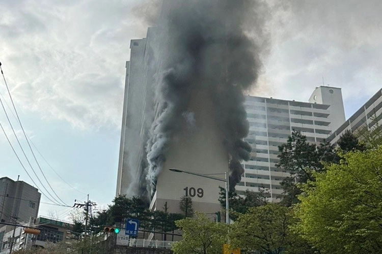 관악구 봉천동 아파트서 화재  지난해 4월 21일 오전 서울 관악구 봉천동 21층 규모 아파트에서 불이 나 소방당국이 진압 중이다. 관악소방서는 현재까지 이 불로 3명이 추락하고 다른 3명은 연기흡입, 호흡 곤란 등 경상을 입은 것으로 추정했다. 독자 제공