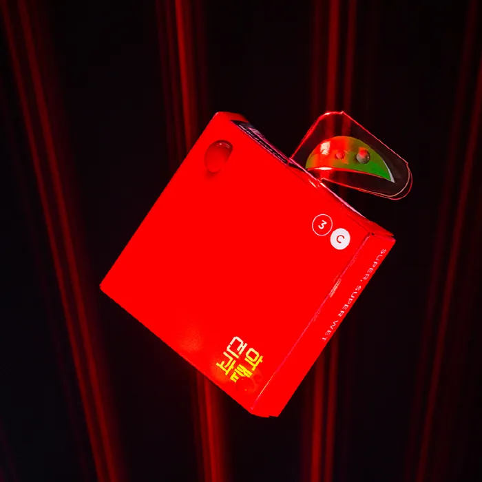 4중 압축 코팅 기술이 적용된 콘돔 패키지가 카메라 렌즈의 적외선 빛 파장을 탐지하고 있다. 킨키 제공