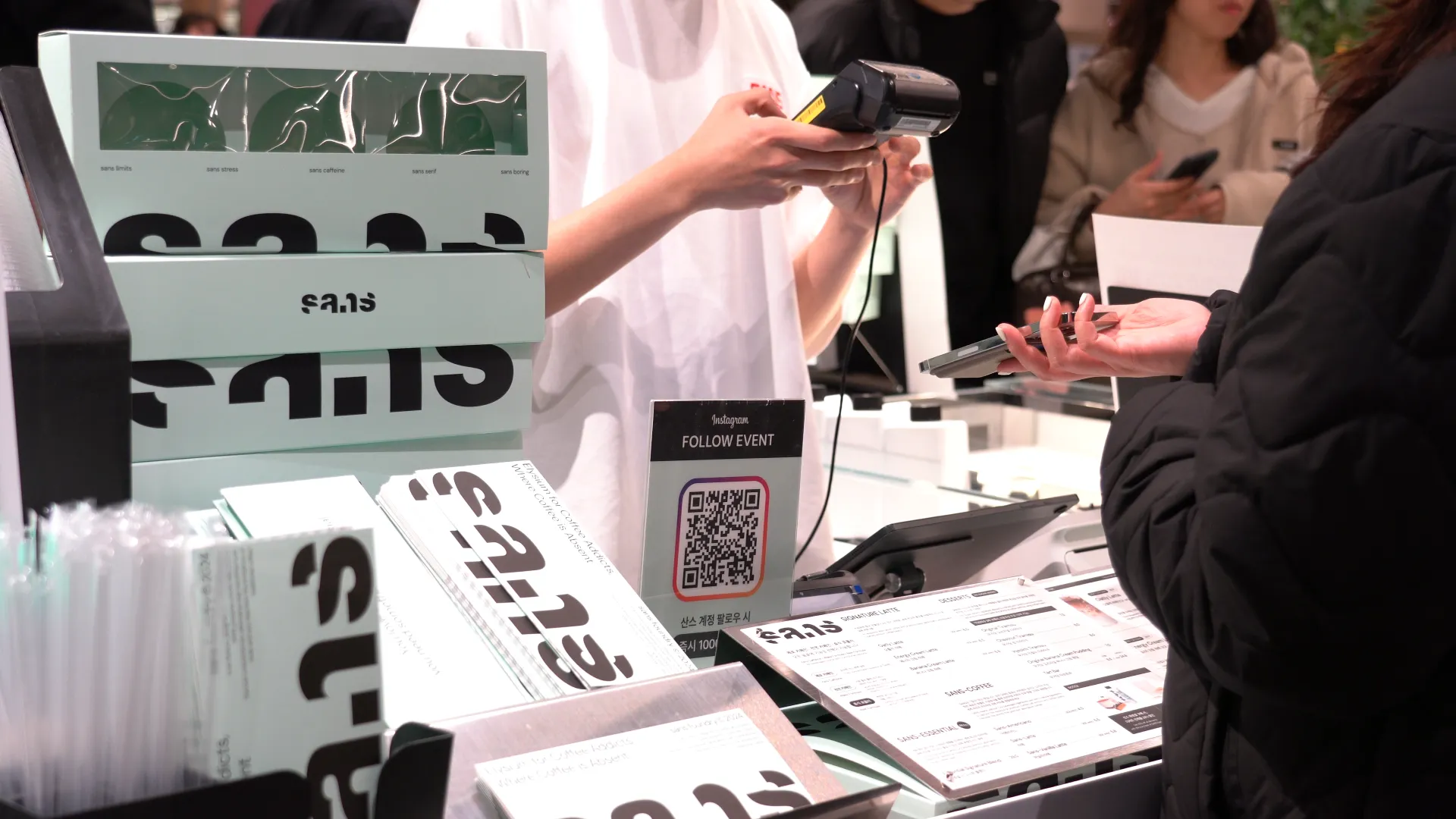 15일 여의도 더현대 서울의 산스커피 팝업스토어에 손님들이 줄지어 서 있다. 2025.04.15 이정민 인턴기자