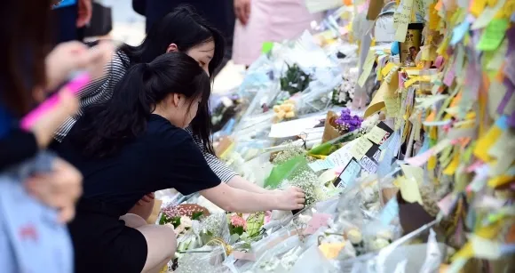 20일 서울 강남역 10번 출구 앞에서 시민들이 ’강남 묻지마 살인사건’의 20대 여성 희생자 추모 메시지를 적은 포스트잇을 붙이고 있다. 2016. 5. 20.
서울신문DB