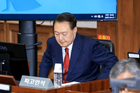 피고인석 착석하는 윤석열 전 대통령