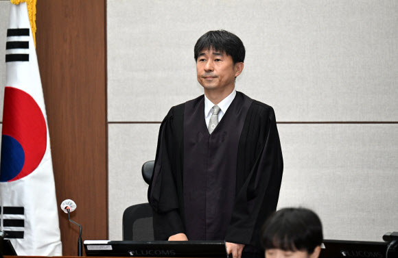 인사하는 지귀연 부장판사