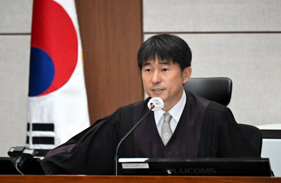 취재진 퇴장 명령하는 지귀연 부장판사