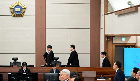 입장하는 지귀연 부장판사