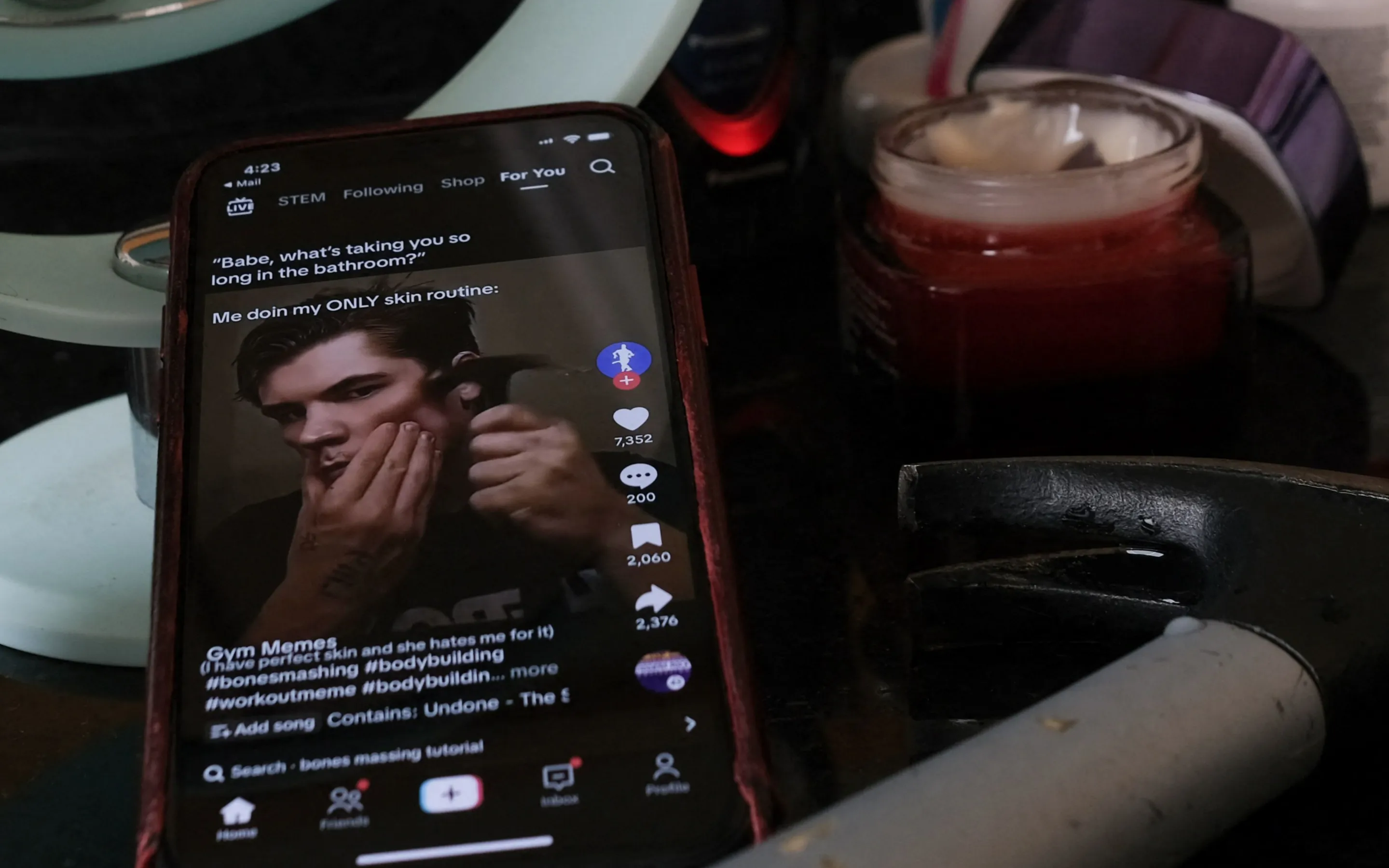 한 틱톡 인플루언서가 망치로 광대뼈를 두드리고 있는 모습이 담긴 ‘룩스맥싱’ 영상. AFP 연합뉴스