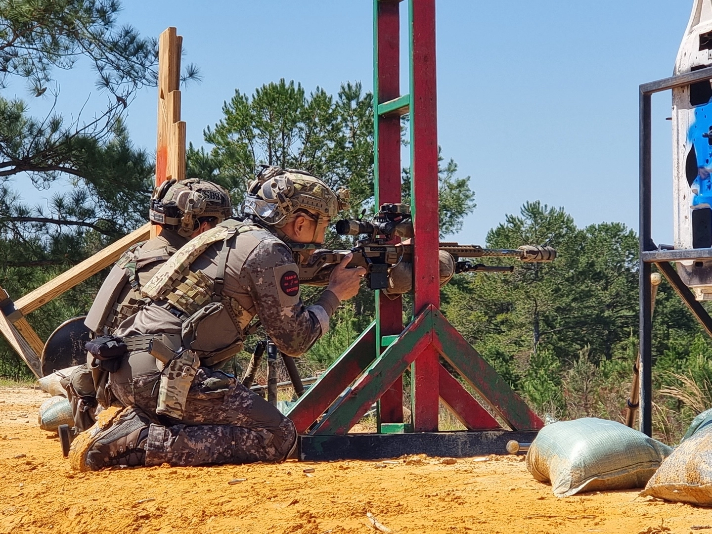 1군단 특공연대 저격수팀 장제욱 중사(사수)와 박대운 상사(관측수)가 타켓을 저격하고 있는 모습이다. 2025.4.23 육군 제공