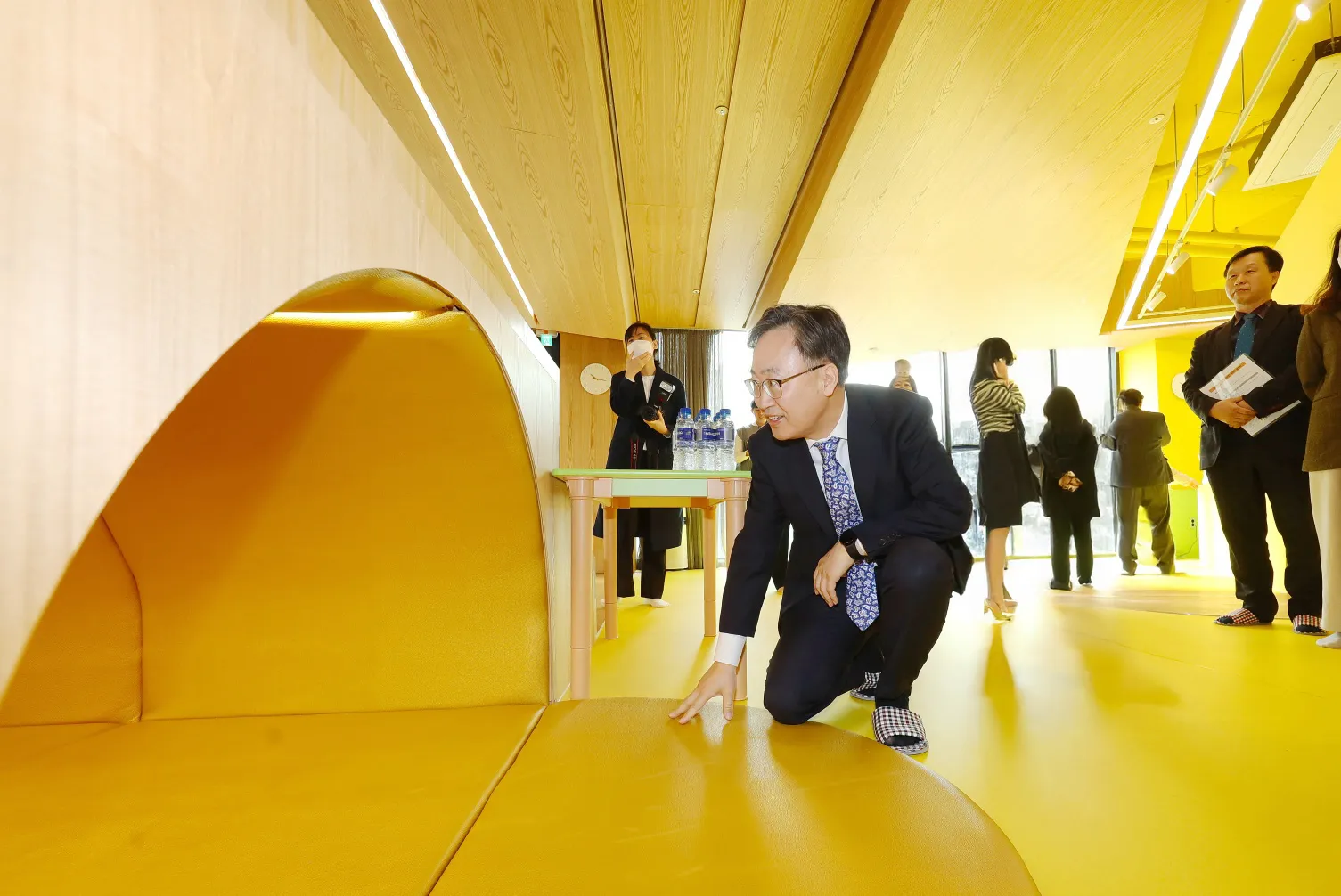 유성훈 금천구청장이 우리동네 키움센터 4호점 개소식에서 시설물을 점검하고 있다.
금천구 제공