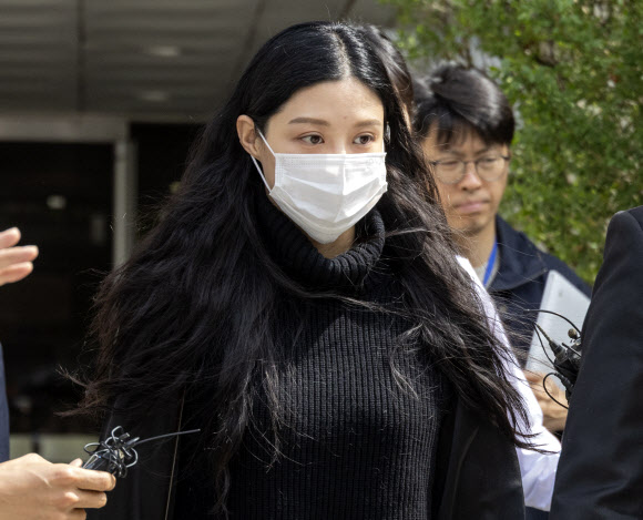 ‘입시비리’ 혐의를 받는 조국혁신당 조국 전 대표의 딸 조민 씨가 23일 서울 서초구 서울중앙지법에서 열린 항소심 선고 공판을 마친 뒤 법원 청사를 떠나고 있다. 2025.4.23 연합뉴스