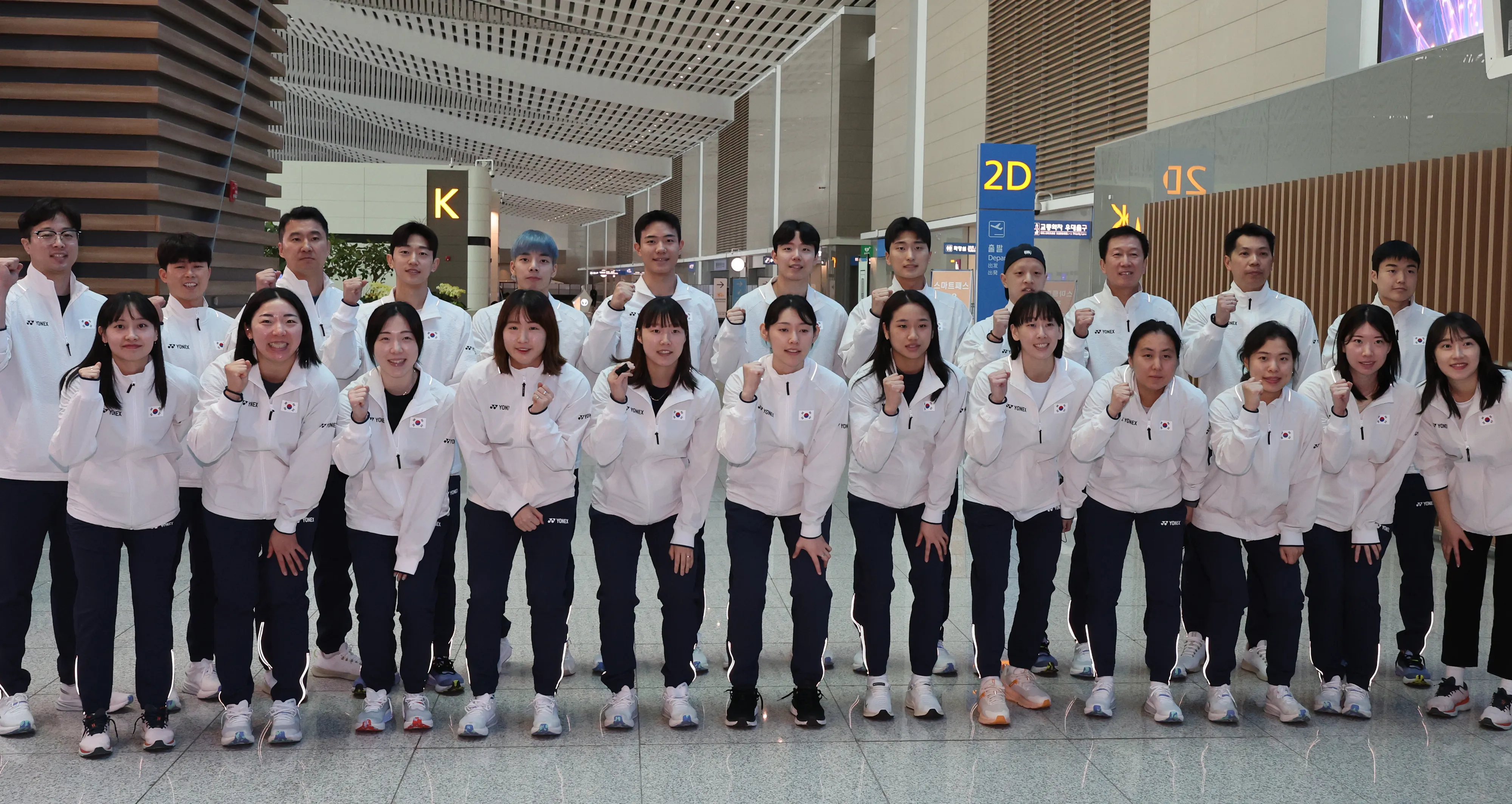 파이팅 외치는 배드민턴 국가대표팀  4일 인천국제공항 2터미널에서 배드민턴 국가대표팀 박주봉 감독과 선수들이 세계혼합단체선수권대회(수디르만컵) 출전을 위해 출국에 앞서 기념촬영을 하고 있다. 2025.4.24 연합뉴스