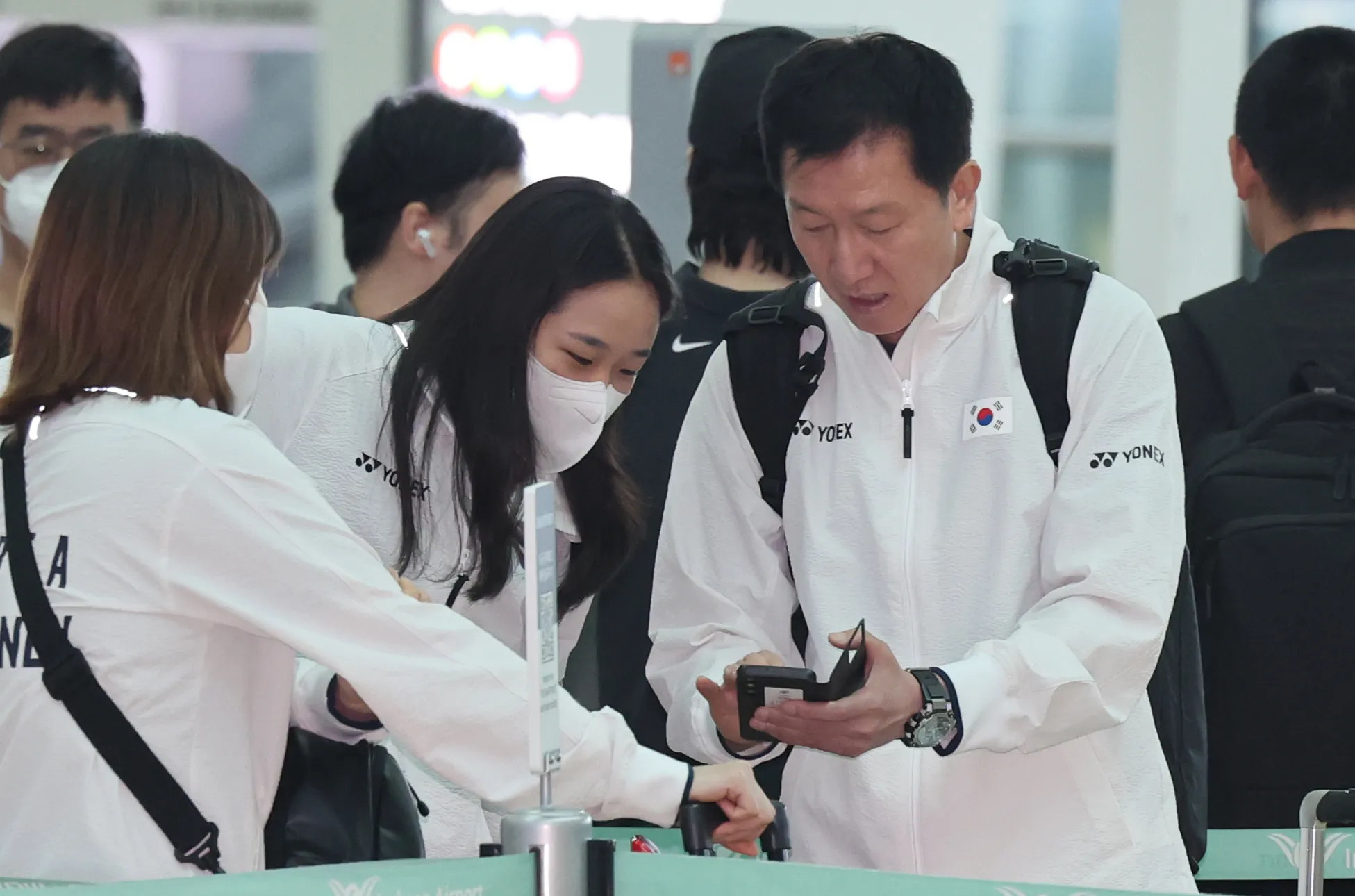 대화하는 박주봉 감독과 안세영  24일 인천국제공항 2터미널에서 배드민턴 국가대표팀 박주봉 감독과 안세영이 세계혼합단체선수권대회(수디르만컵) 출전을 위해 출국에 앞서 대화하고 있다. 2025.4.24 연합뉴스