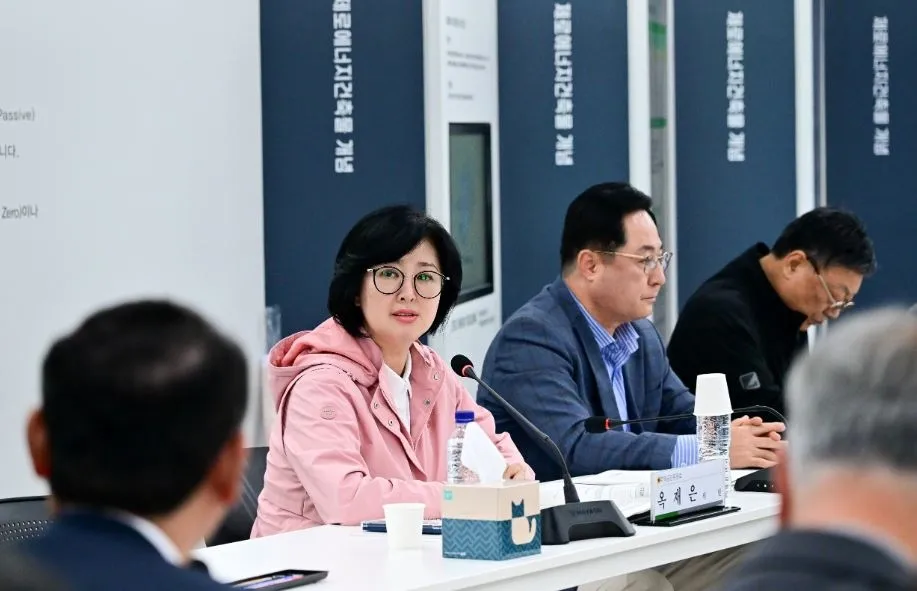 제로에너지건축물에 대해 보고받는 옥재은 의원