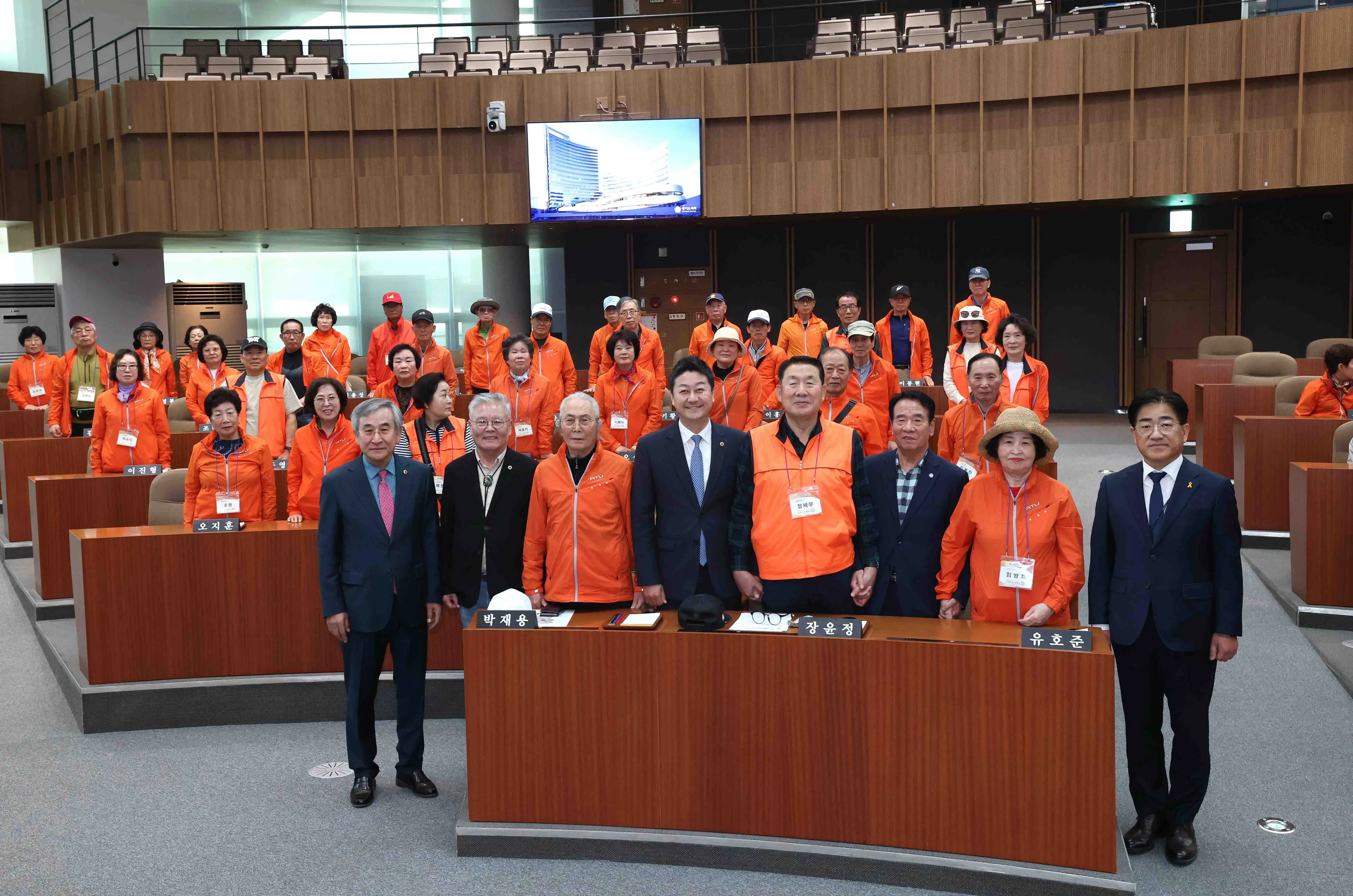 김진경 의장이 김포노인대학 학생들의 경기도의회 방문에 환영 인사를 건네고 함께 기념촬영을 하고 있다.
