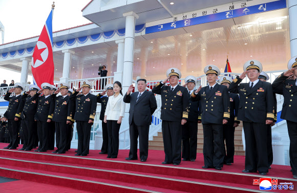 북한 김정은 국무위원장이 참석한 가운데 5,000t급 신형다목적구축함 ‘최현호’ 진수식이 지난 25일 남포조선소에서 진행됐다고 조선중앙통신이 26일 보도했다. 2025.4.26 평양 조선중앙통신 연합뉴스