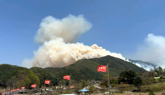 26일 오후 1시 18분께 인제군 상남면 하남리 인근 야산에서 산불이 발생했다. 산림·소방당국은 산불 1단계를 발령하고 헬기14대, 진화 차량 34대, 인력 191명을 투입해 산불 진화 작업을 벌이고 있다. 2025.4.26 연합뉴스
