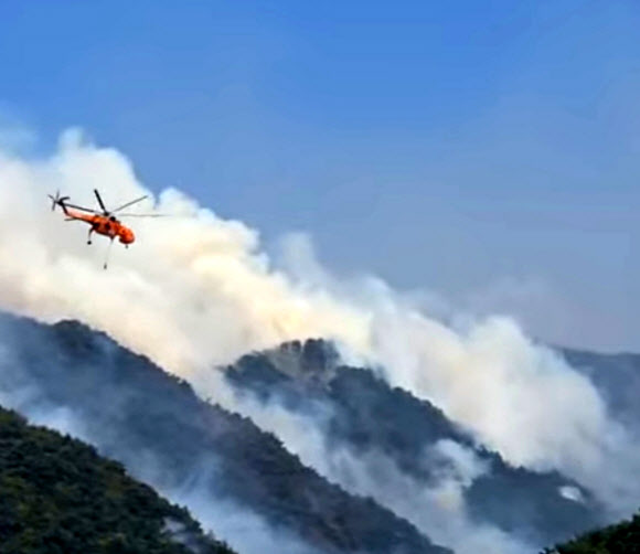 26일 오후 1시 18분께 인제군 상남면 하남리 인근 야산에서 산불이 나 산림청 진화 헬기가 투입돼 진화하고 있다. 2025.4.26  연합뉴스