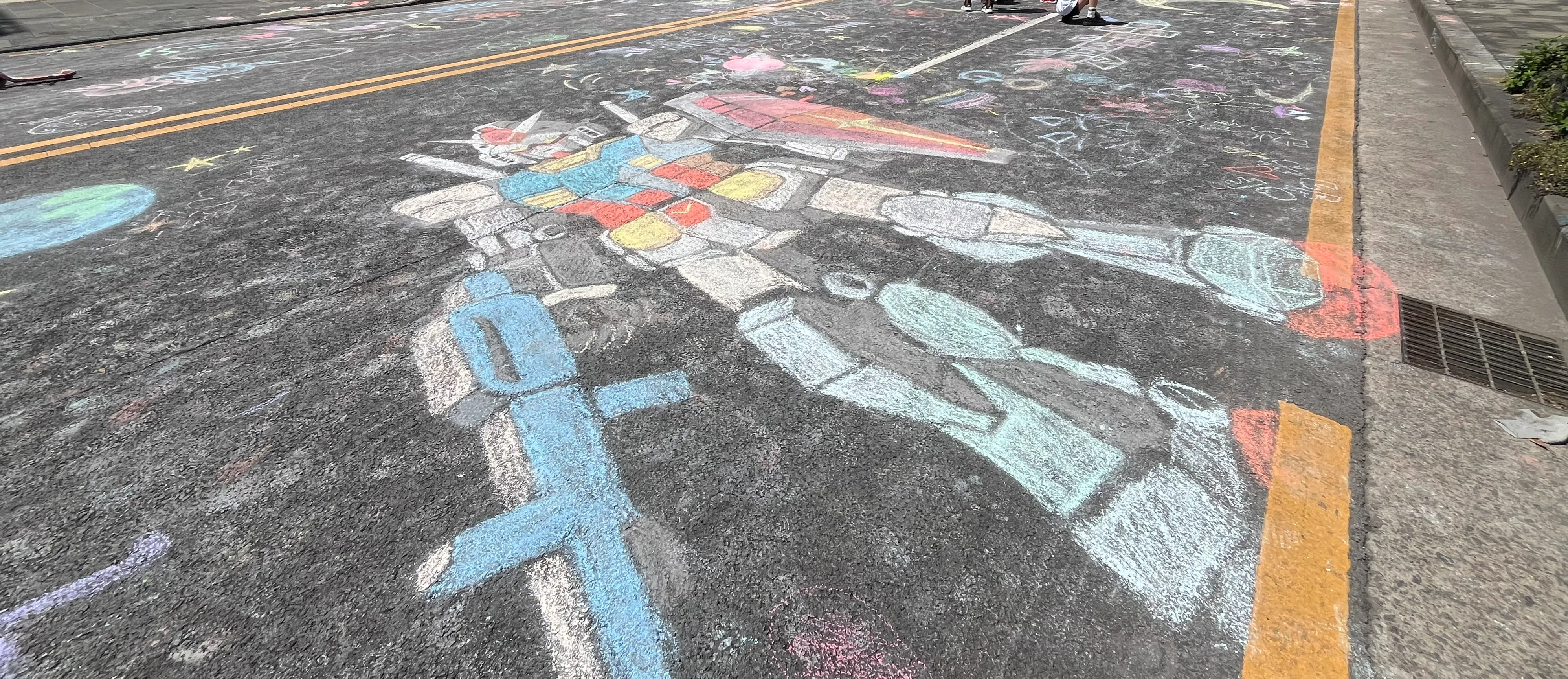 차없는 거리축제가 펼쳐진 제주시 관덕정 일대 거리에 나타난 추억의 로봇태권V와 깡통로봇. 제주 강동삼 기자