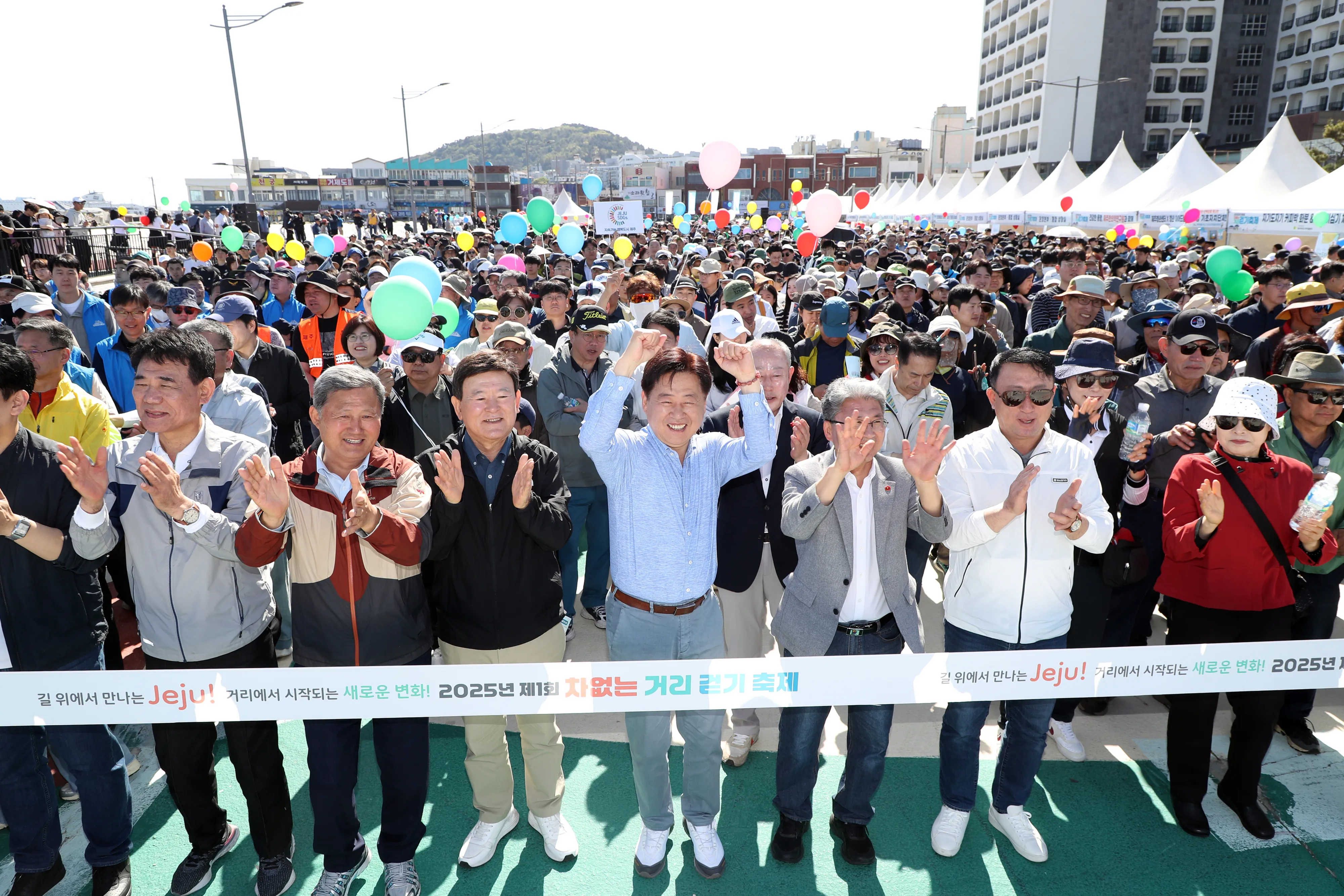 26일  제주 원도심에서 올해 처음 열린 ‘차 없는 거리 걷기 축제’에는 도민, 관광객, 유관기관 및 단체 등 8000여 명과 당일 현장 참여자 4000여 명을 포함해 총 1만 2000여 명이 참여해 성황리에 개최됐다. 제주도 제공
