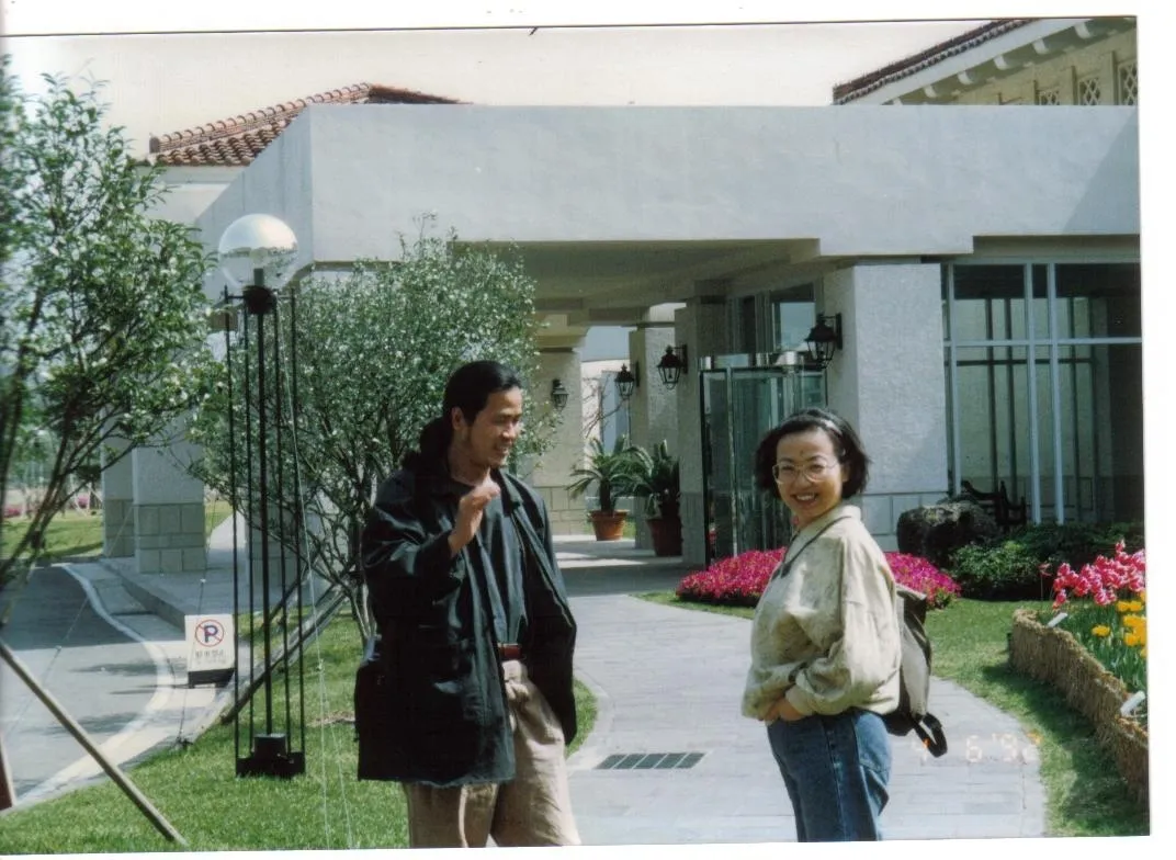 1992년 서귀포 한 호텔 앞에서 양인자 씨가 김영갑 선생과 찍은 사진. 김영갑갤러리 두모악 제공