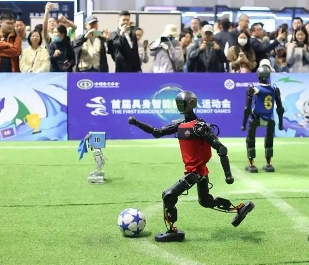 지난 25일 중국 장쑤성 우시에서 열린 로봇 운동회에서 휴머노이드 로봇이 축구 경기를 벌이고 있다. 인민망 캡처