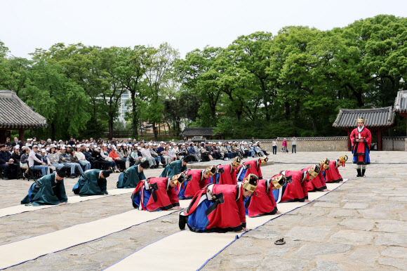 27일 서울 종로구 종묘에서 열린 창작 뮤지컬 ‘묘현, 왕후의 기록’에서 1703년 숙종의 세 번째 왕비인 인원왕후가 올린 묘현례(廟見禮)를 재현하고 있다.    묘현례는 조선시대에 혼례를 마친 왕비나 세자빈이 역대 왕과 왕비의 신주가 모셔진 종묘에 인사를 드리는 의식을 일컫는다.  종묘에서 거행된 국가 의례 가운데 유일하게 왕실 여성이 참여한 의례로 의미가 크다. 2025.4.27  연합뉴스