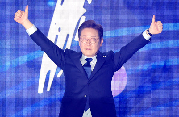 더불어민주당 이재명 대선 경선 후보가 27일 경기 고양시 킨텍스에서 열린 ‘제21대 대통령선거 후보자 선출을 위한 수도권·강원·제주 경선 및 최종 후보자 선출 대회’에서 최종 후보로 확정된 뒤 손들어 인사하고 있다. 2025.4.27  연합뉴스