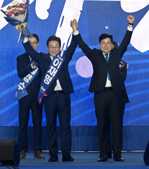 더불어민주당 이재명 대선 경선 후보가 27일 경기 고양시 킨텍스에서 열린 ‘제21대 대통령선거 후보자 선출을 위한 수도권·강원·제주 경선 및 최종 후보자 선출 대회’에서 최종 후보로 확정된 뒤 박찬대 당대표 직무대행 겸 원내대표와 손을 들어 인사하고 있다. 2025.4.27  공동취재