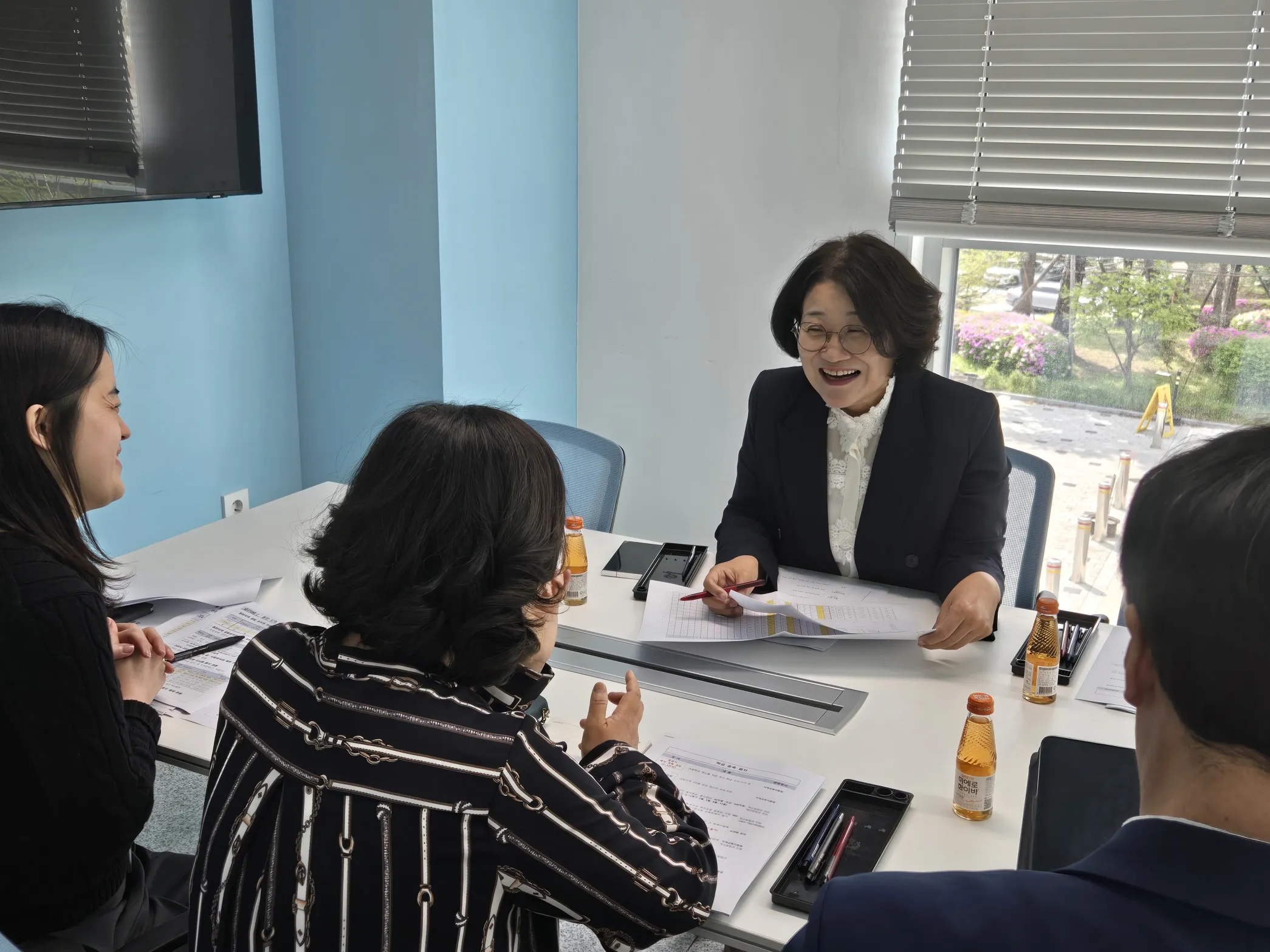 신미숙 의원이 4월 24일 회의에서 화성오산교육지원청 학생배치팀 관계자와 2026학년도 화성 동부지역 일반고 학생배치 계획상의 수치와 데이터 간 정합성을 확인하고 관련 논의를 진행하고 있다.