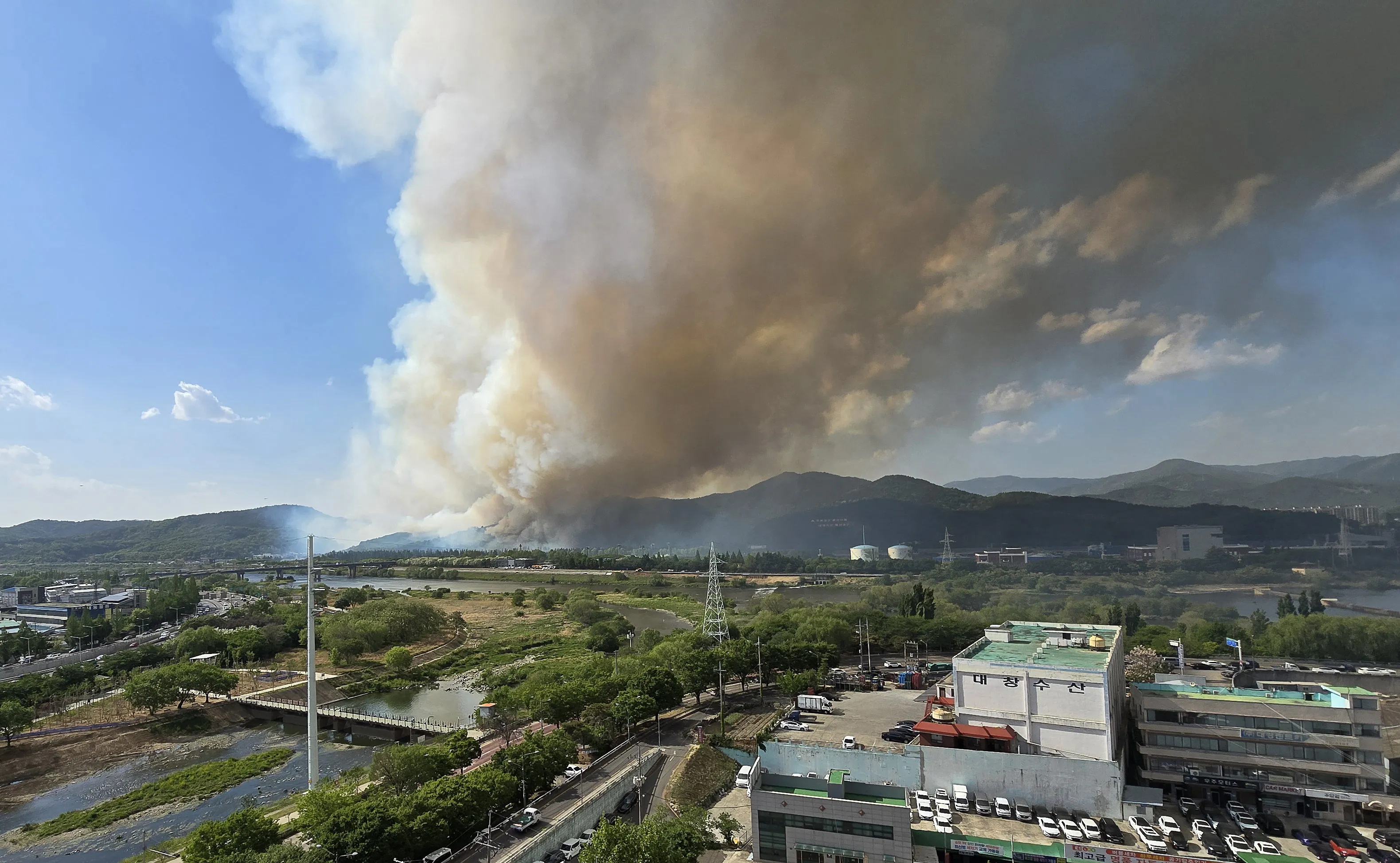‘대구 산불’ 치솟는 연기  28일 오후 2시 1분쯤 대구 북구 노곡동 함지산에서 불이 나 연기가 치솟고 있다. 2025.4.28. 뉴스1