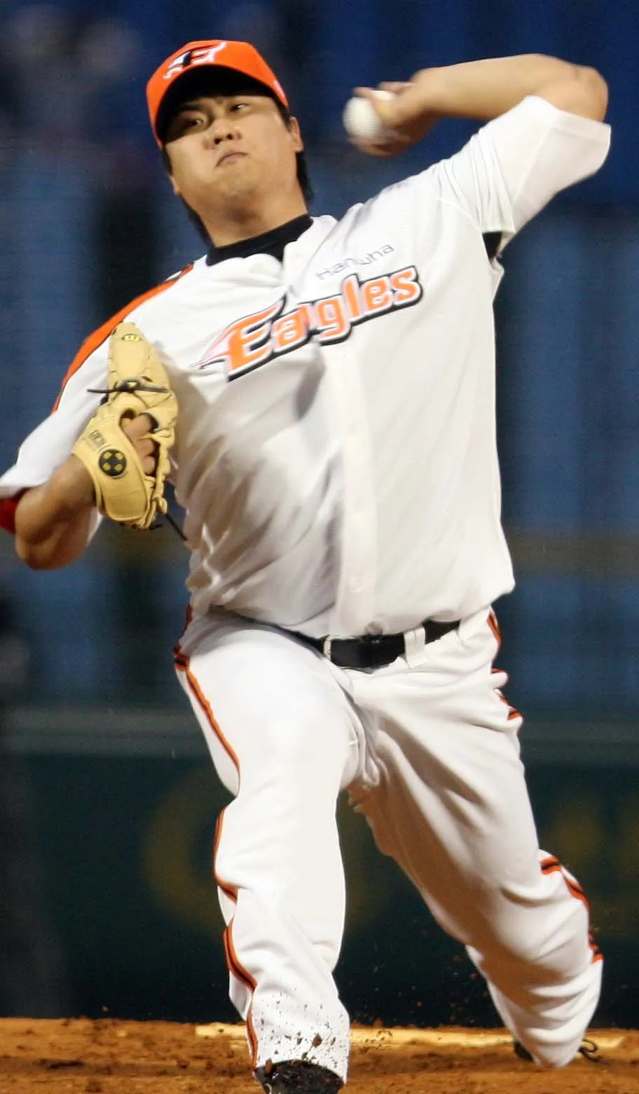 5년 차 괴물의 역투  2010년 5월 11일 청주구장에서 LG 트윈스를 상대로 역투하고 있는 류현진. 그는 이 경기에서 9회까지 완투, 17개의 삼진을 뽑아내며 KBO리그 정규이닝 최다 탈삼진 기록을 새로 썼다. 이 기록은 15년이 지난 지금까지 깨지지 않고 있다. 청주 연합뉴스