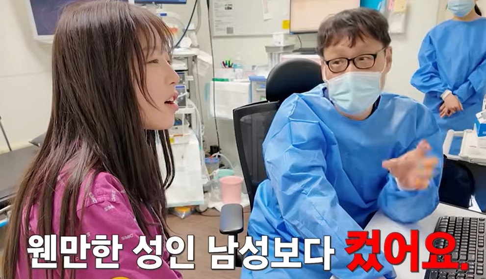 내시경 검사 뒤 의사로부터 설명을 듣는 먹방 유튜버 쯔양(왼쪽). 유튜브 채널 ‘쯔양밖정원’ 캡처